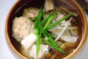 鶏だんごのスープレシピ/作り方【NHKきょうの料理ビギナーズ１月８日 きのこ汁＆チンゲンサイの中国風】